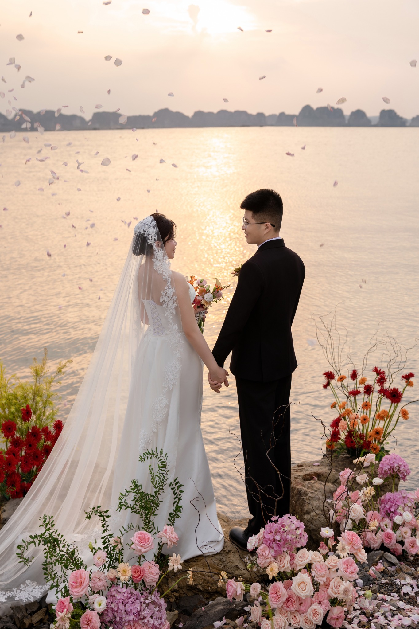 Khoảnh khắc cô dâu và chú rể bên biển